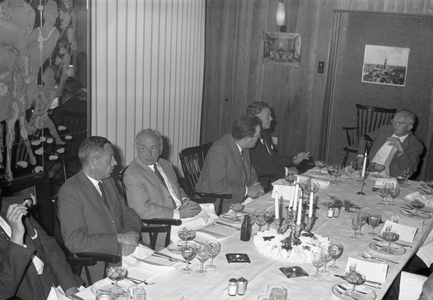 811333 Afbeelding van enkele genodigden tijdens het diner ter gelegenheid van de beëdiging van mr. P. van Dijke (2e van ...